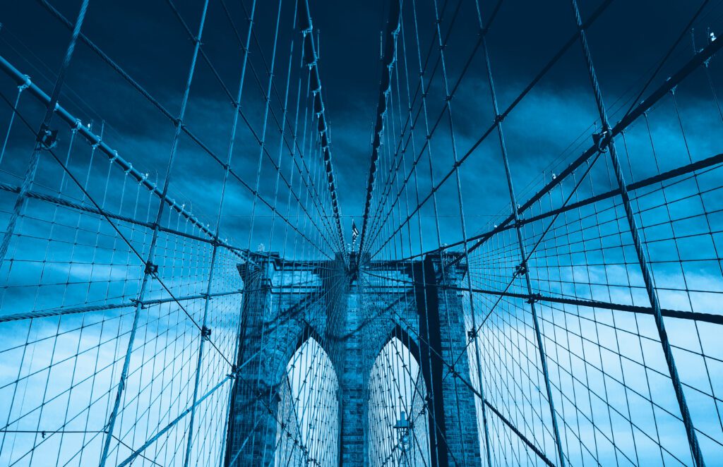 El puente de Brooklyn sobre el East River en Nueva York.